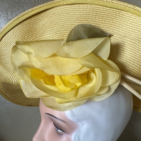 DRAMATIC 1960s\' YELLOW STRAW WIDE BRIM HAT WITH YELLOW FABRIC \